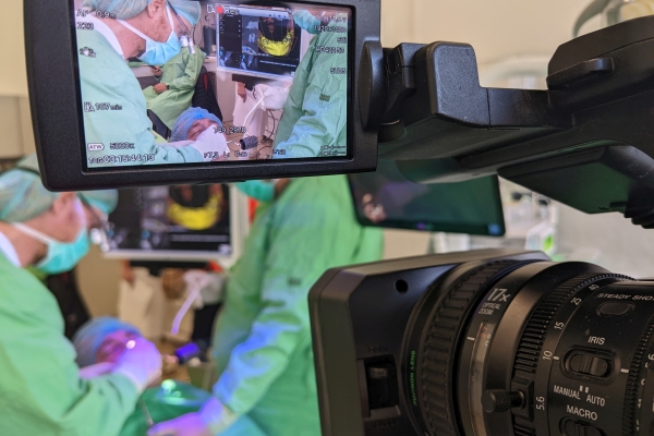 Wissenschaftliche Filmproduktion: Aufnahmen von einem hochspezialisierten dentalchirurgischen Eingriff
